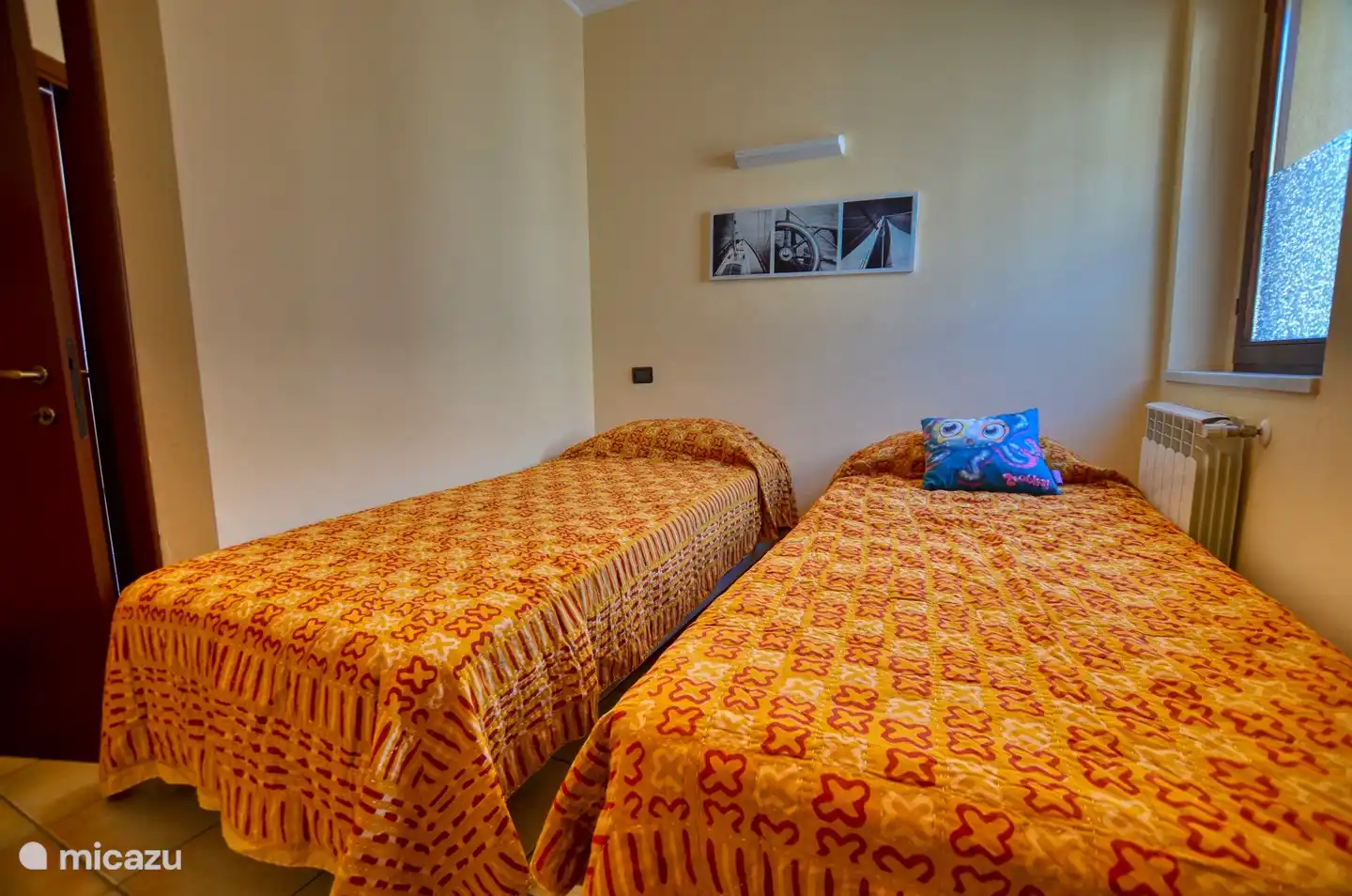 El dormitorio más pequeño con dos camas individuales, que se pueden combinar como una cama doble si se desea.