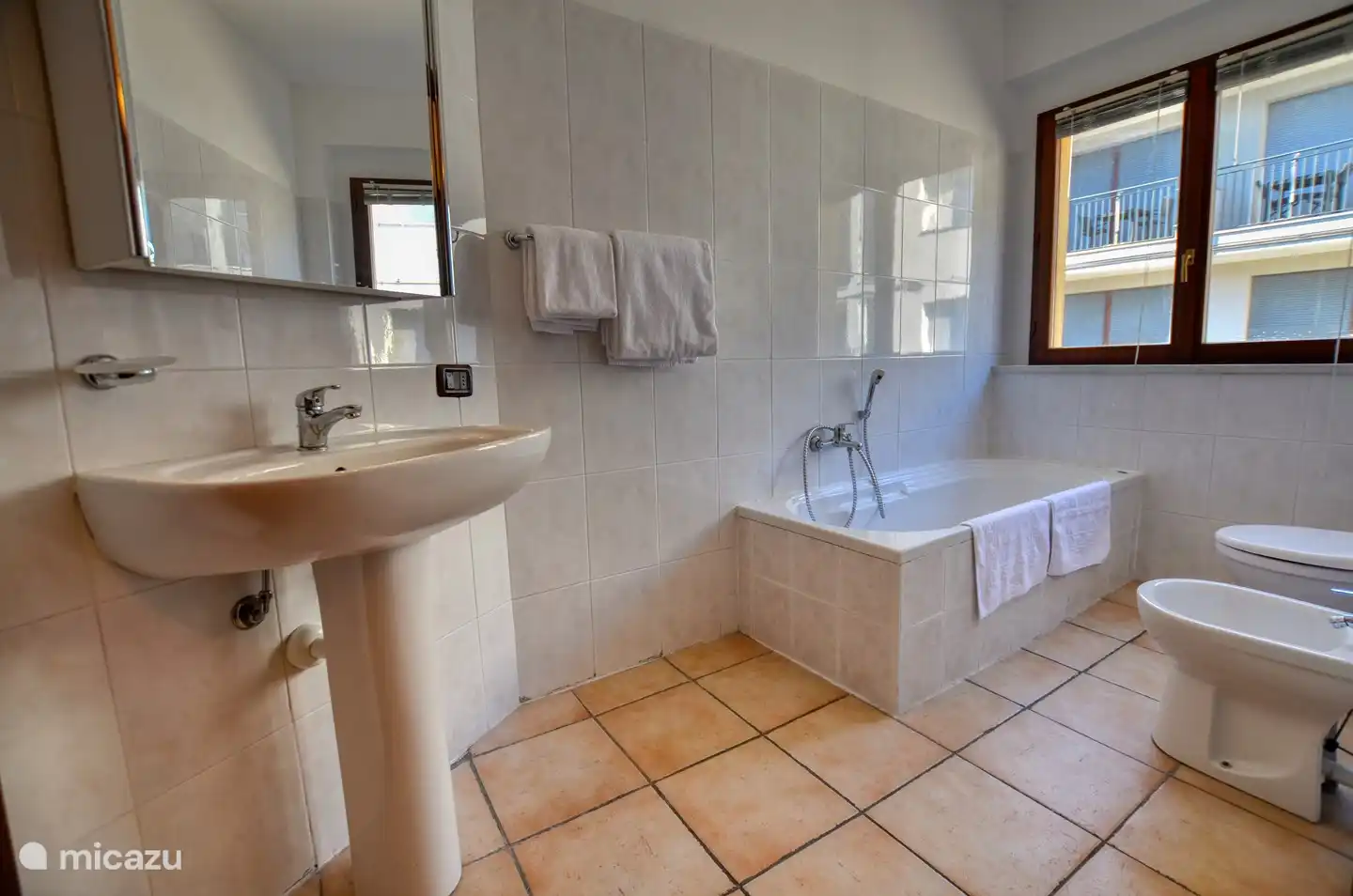 El baño de arriba es espacioso y tiene bañera, lavabo, lavadora (todavía no en la foto) e inodoro.