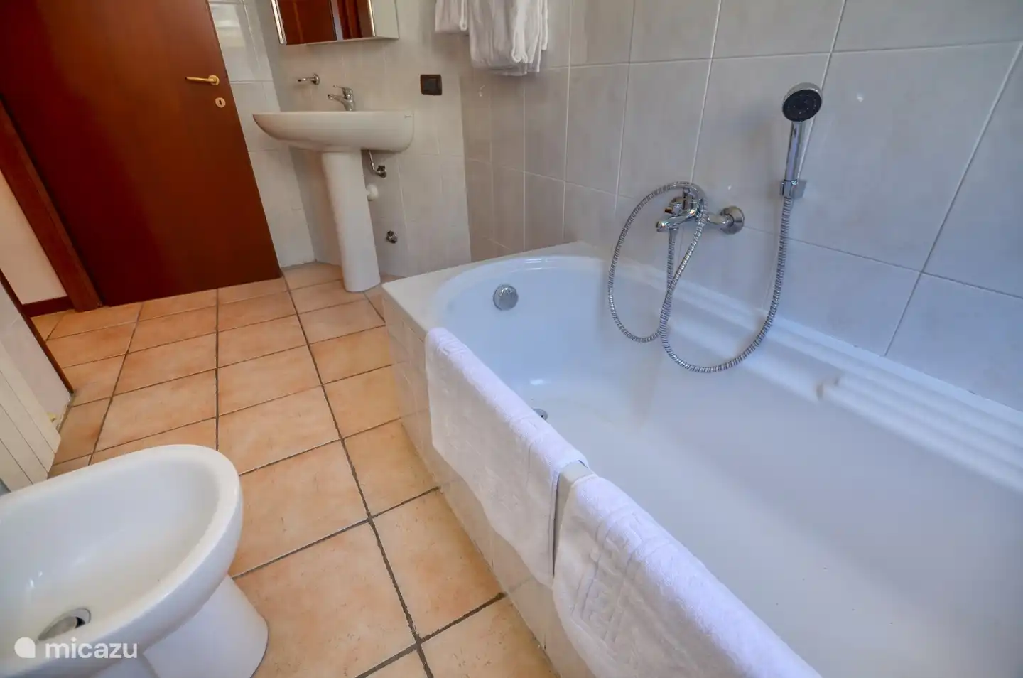 El baño de arriba es espacioso y tiene bañera, lavabo, lavadora (todavía no en la foto) e inodoro.