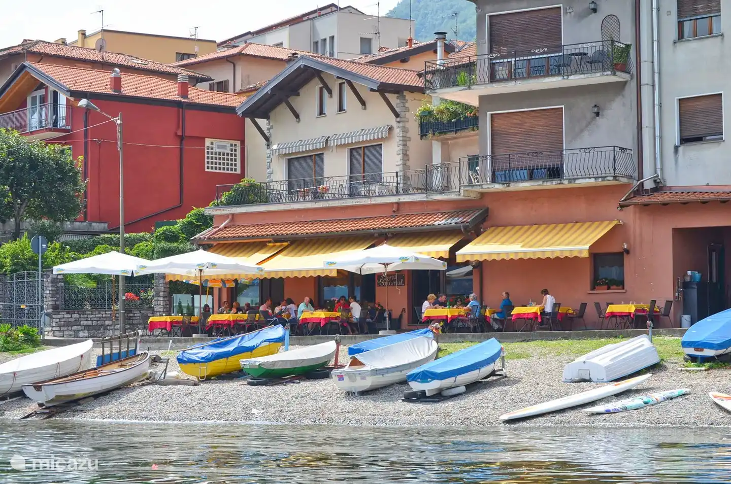 El restaurante a 3 minutos a pie del apartamento: Creme Caramel. deliciosas pizzas y una hermosa vista, justo en el agua.