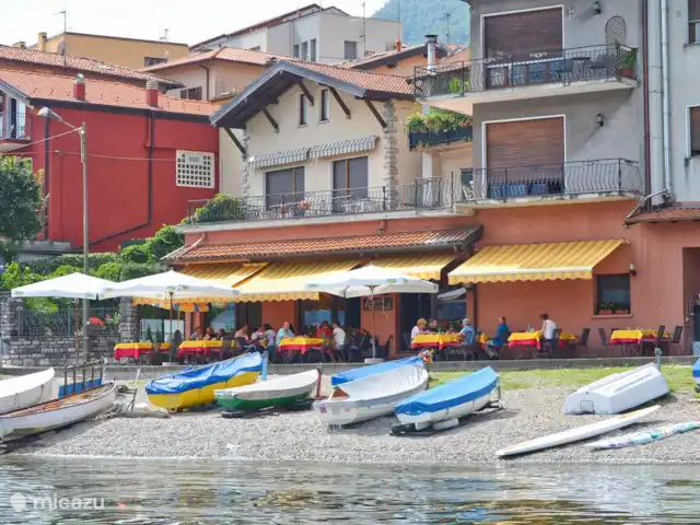 appartement huren in Italië, Comomeer, Acquaseria – Cipresso 33 Het restaurant op 3 minuten lopen van het appartement: Creme Caramel. heerlijke pizza's en een mooi uitzicht, pal aan het water.