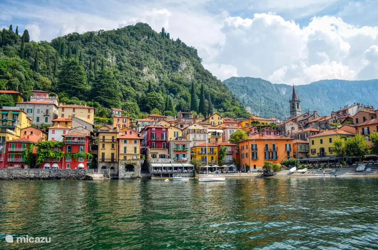 La hermosa ciudad de Varenna, a la que se puede llegar fácilmente en ferry desde el cercano pueblo central de Menaggio.