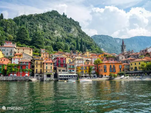 appartement huren in Italië, Comomeer, Acquaseria – Cipresso 33 Het prachtige plaatsje Varenna, gemakkelijk bereikbaar via de veerboot vanaf het nabije centrale dorp Menaggio.