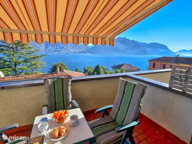 appartement huren in Italië, Comomeer, Acquaseria – Cipresso 33 Rechterzijaanzicht. Het riante balkon met prachtig meerzicht, buitenmeubilair en elektrische zonneluifel. Heerlijk vertoeven hier.