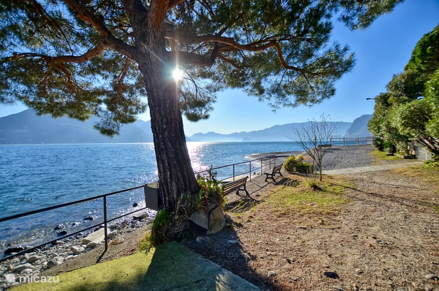 La playa pública de guijarros se encuentra a 3 minutos a pie del apartamento.
