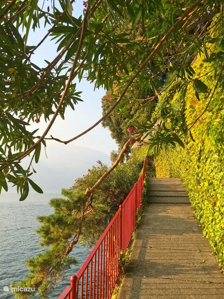Muchos hermosos senderos verdes y coloridos a lo largo del lago de Como, este está en Varenna.