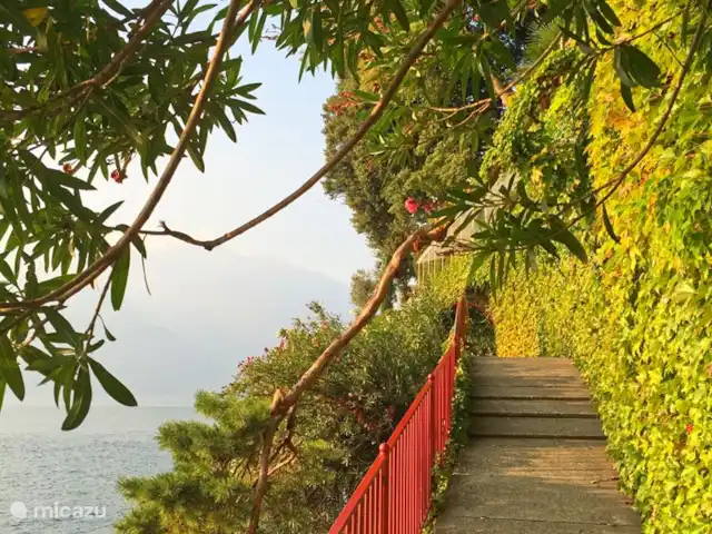 appartement huren in Italië, Comomeer, Acquaseria – Cipresso 33 Vele mooie groene en kleurrijke paden langs het Comomeer, deze is in Varenna.