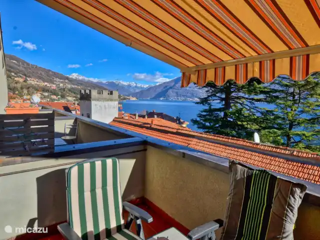 appartement huren in Italië, Comomeer, Acquaseria – Cipresso 33 Linkerzijaanzicht. Het riante balkon met prachtig meerzicht, buitenmeubilair en elektrische zonneluifel. Heerlijk vertoeven hier.