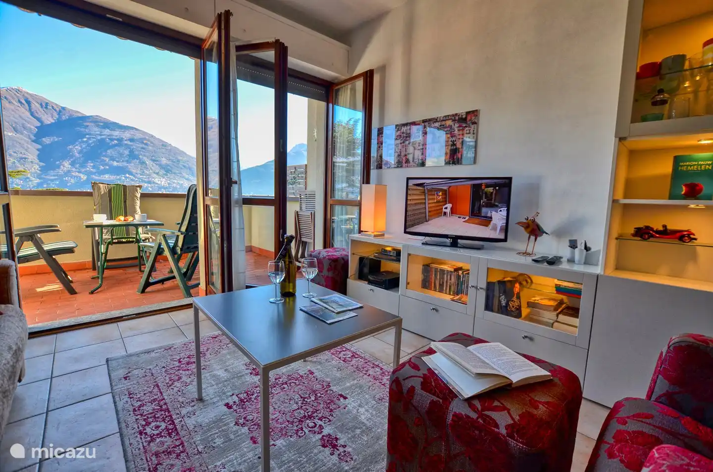 Las puertas dobles de la sala de estar brindan acceso al amplio balcón con una excelente vista al lago.