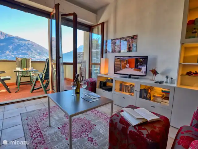 appartement huren in Italië, Comomeer, Acquaseria – Cipresso 33 De openslaande dubbel deuren van de woonkamer bieden toegang tot het ruime balkon met geweldig meerzicht.
