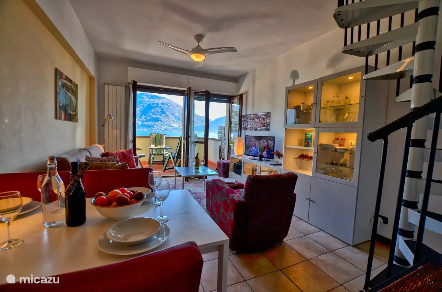 La sala de estar y el comedor. El salón tiene un televisor de pantalla plana con canales de televisión internacionales y holandeses, conexión WiFi y un cómodo sillón.