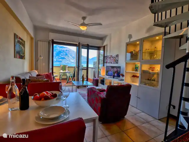 appartement huren in Italië, Comomeer, Acquaseria – Cipresso 33 De woonkamer en eethoek. De woonkamer beschikt o.a. over een flatscreen tv met internationale en Nederlandse TV kanalen, Wifi-verbinding en comfortabele fauteuil.