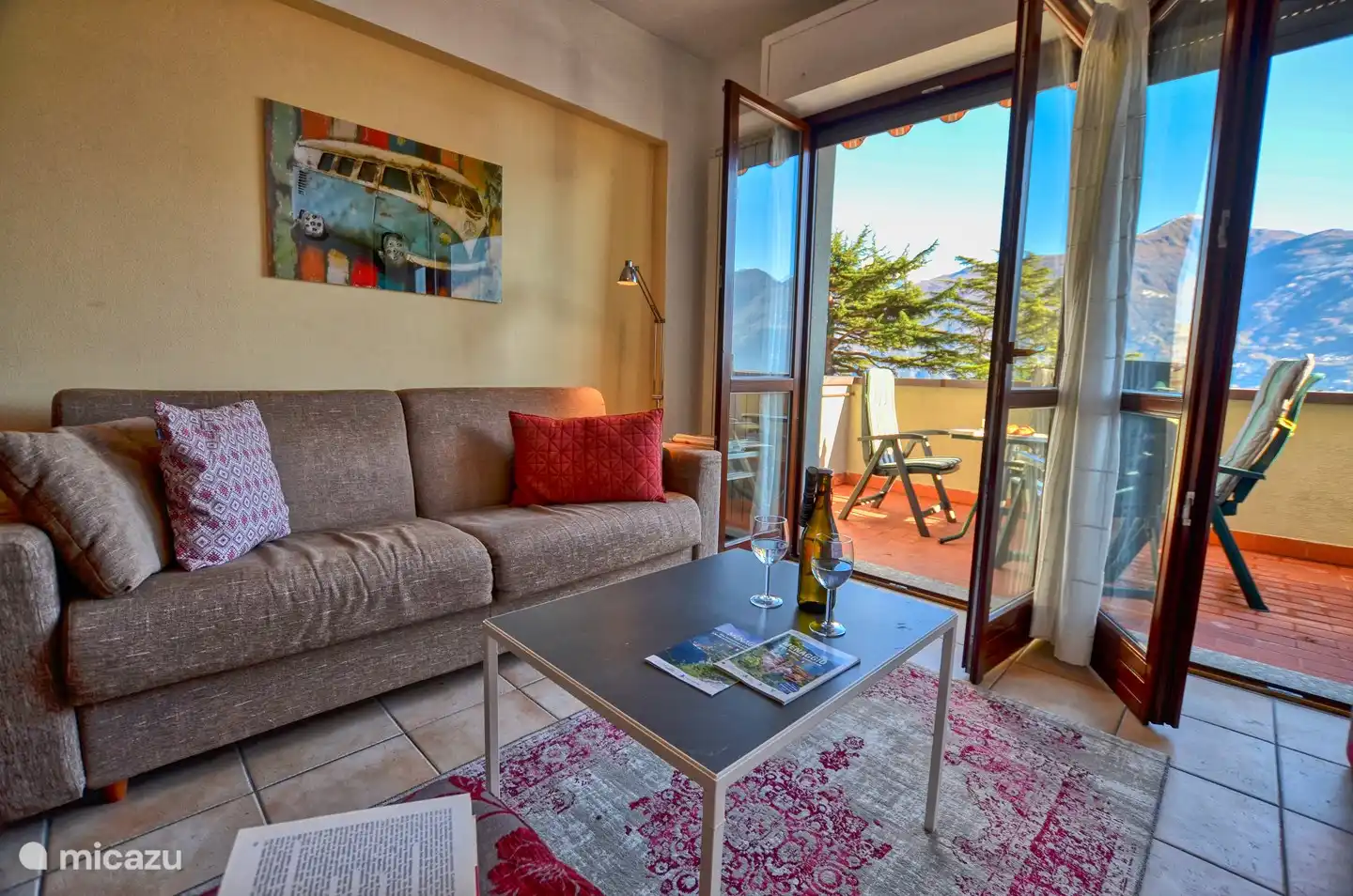 La cómoda sala de estar y sofá cama.