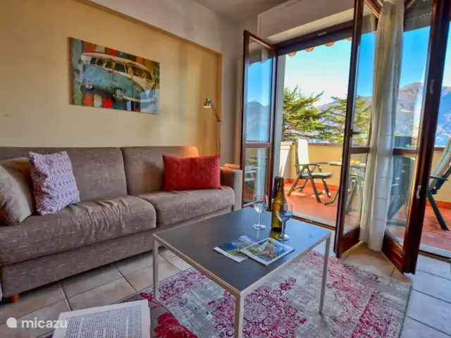 appartement huren in Italië, Comomeer, Acquaseria – Cipresso 33 De comfortabele zit- en slaapbank.