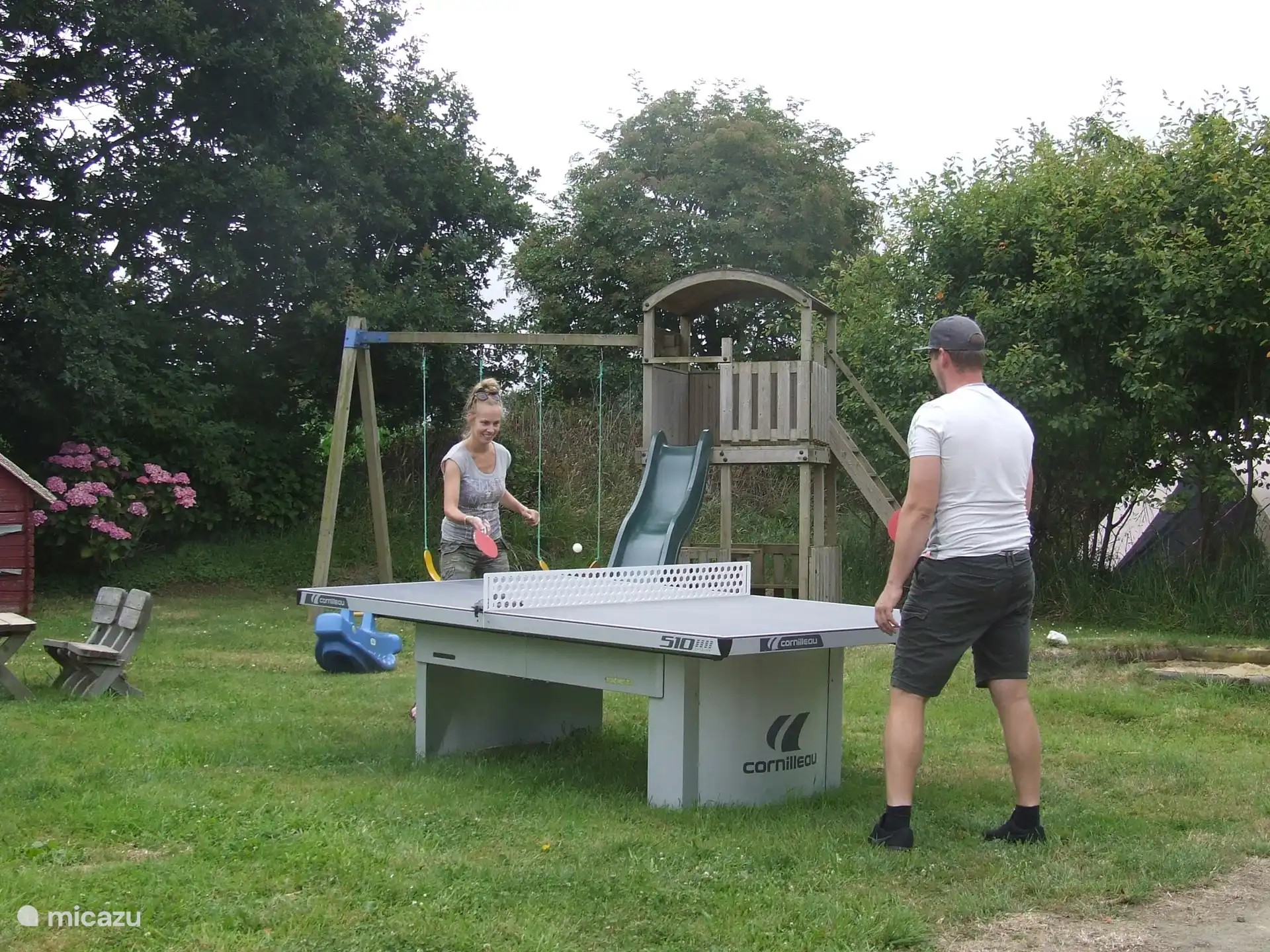speelterrein met zandbak,schommels,glijbaan,voetbal veldje en tafeltennis tafel