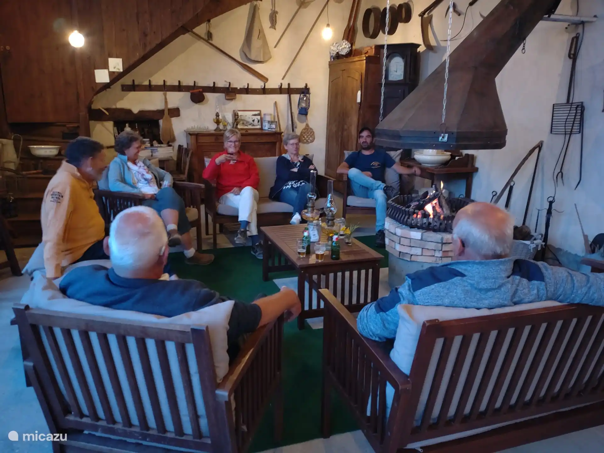 Een Apero gezellig om het vuurtje.