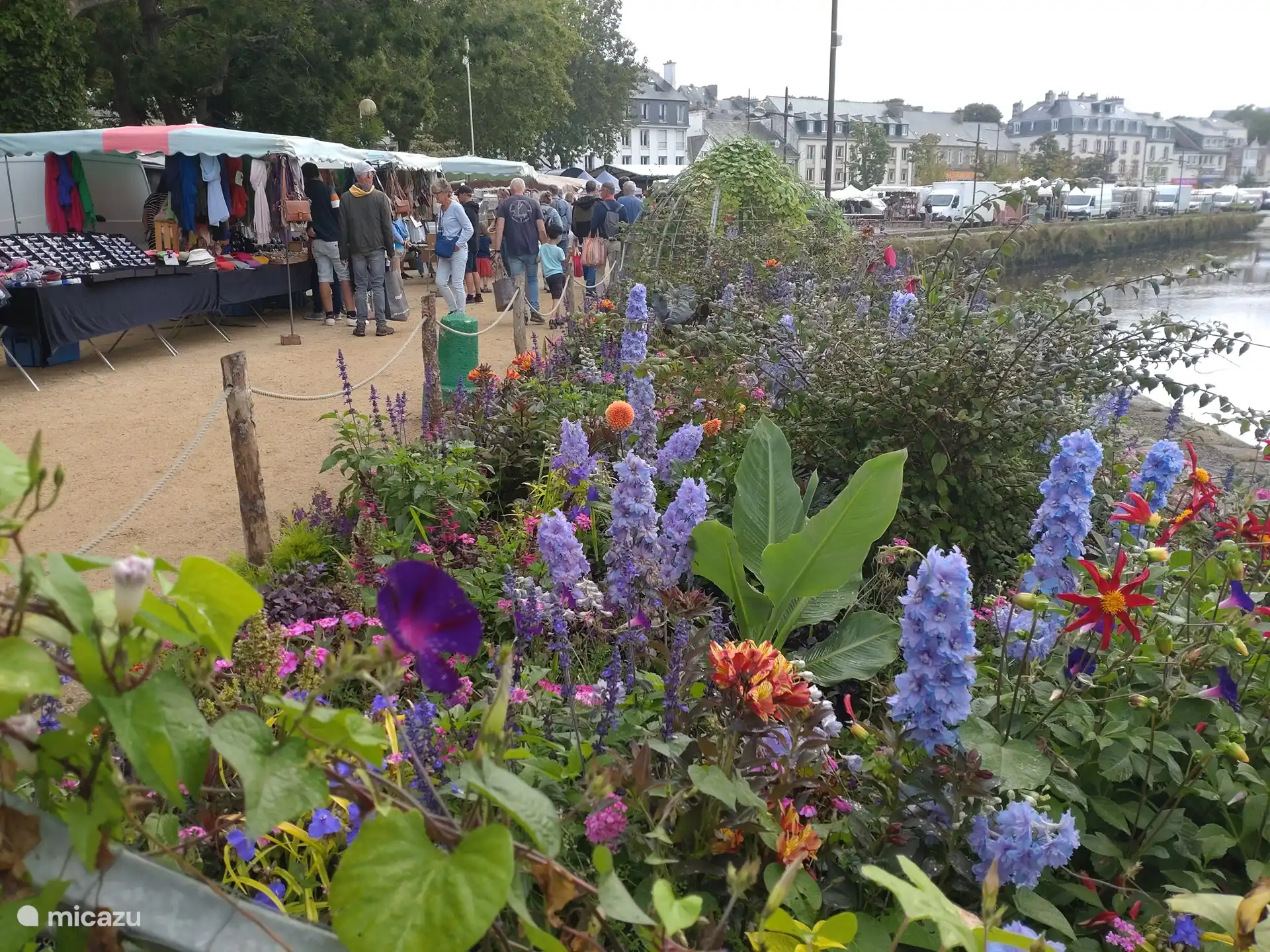 De grote streekmarkt in Lannion met de prachtige bloemen.