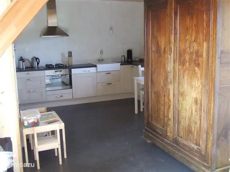 De keuken van de varkensstal met speelhoekje voor de kinderen met speelgoed.