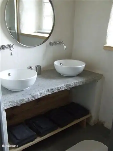 De badkamer van de varkensstal, met inloop douche, ook hier liggen de handdoeken en badlakens en washandjes voor u klaar.