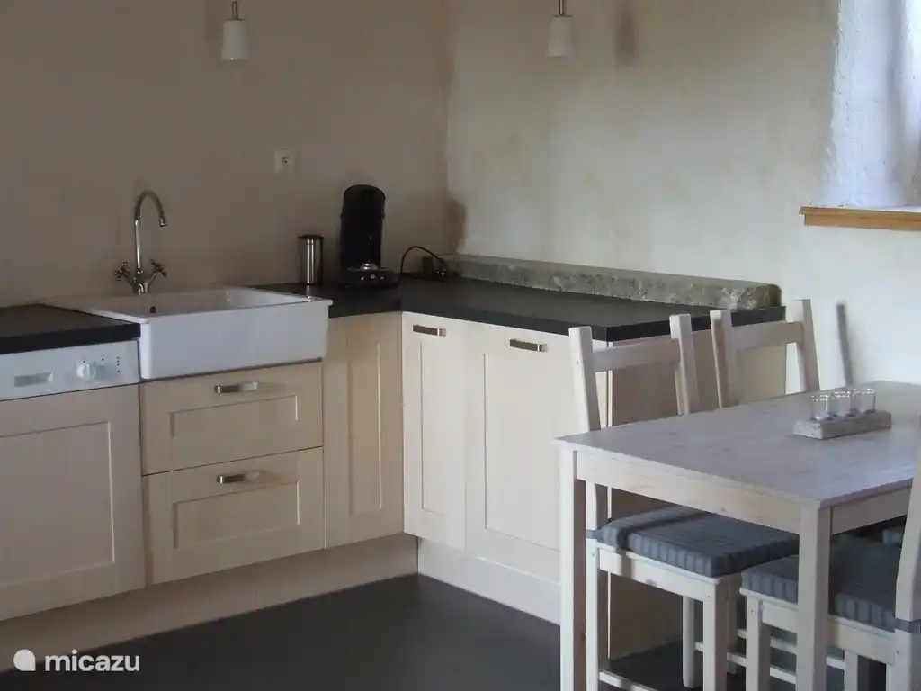 De eethoek naast de open keuken.  