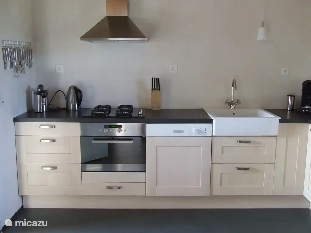 De keuken met magnetron, Senseo koffiezetapp, waterkoker, elektrische citruspers, afwasmachine.
Van kaasschaap tot pizza snijder.
Ook hier ligt een service pakket klaar en theedoek, keukendoek, pannenlap en ovenhandschoen.