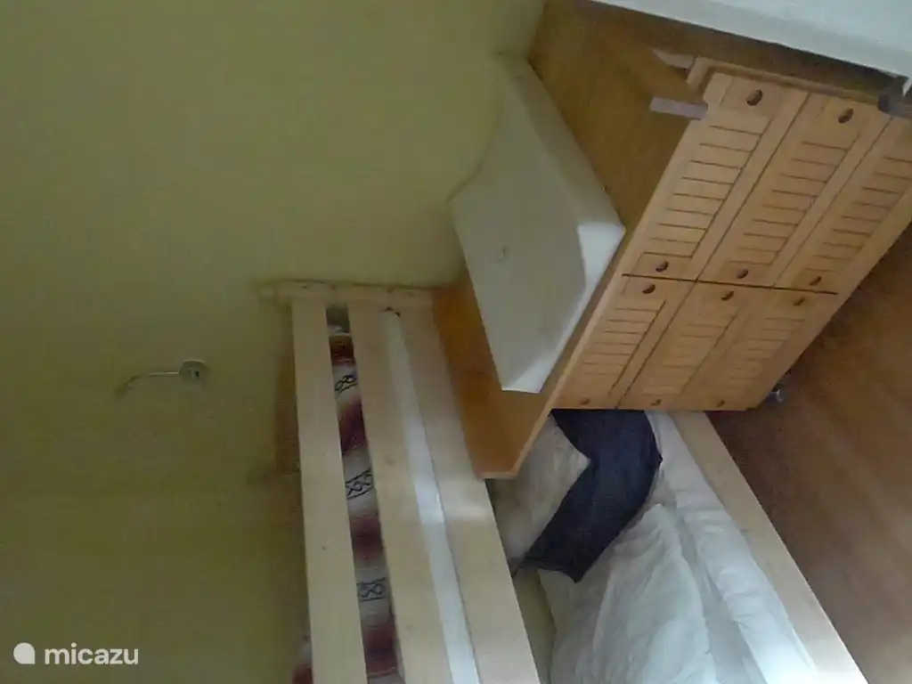 2e slaapkamer (begane grond)
 Uitgeklapt als commode