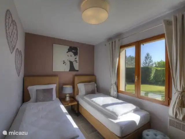 La Maison Aquitania en Francia, Landas, Vielle-Saint-Girons - villa Dormitorio con vista al jardín