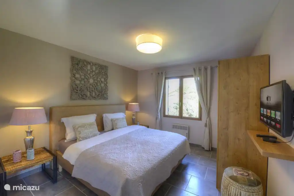 Ouder slaapkamer met TV