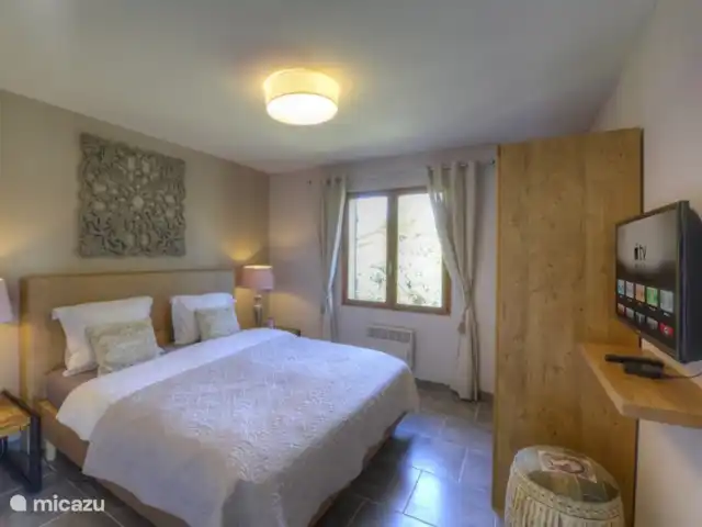 La Maison Aquitania en Francia, Landas, Vielle-Saint-Girons - villa Dormitorio principal con televisor