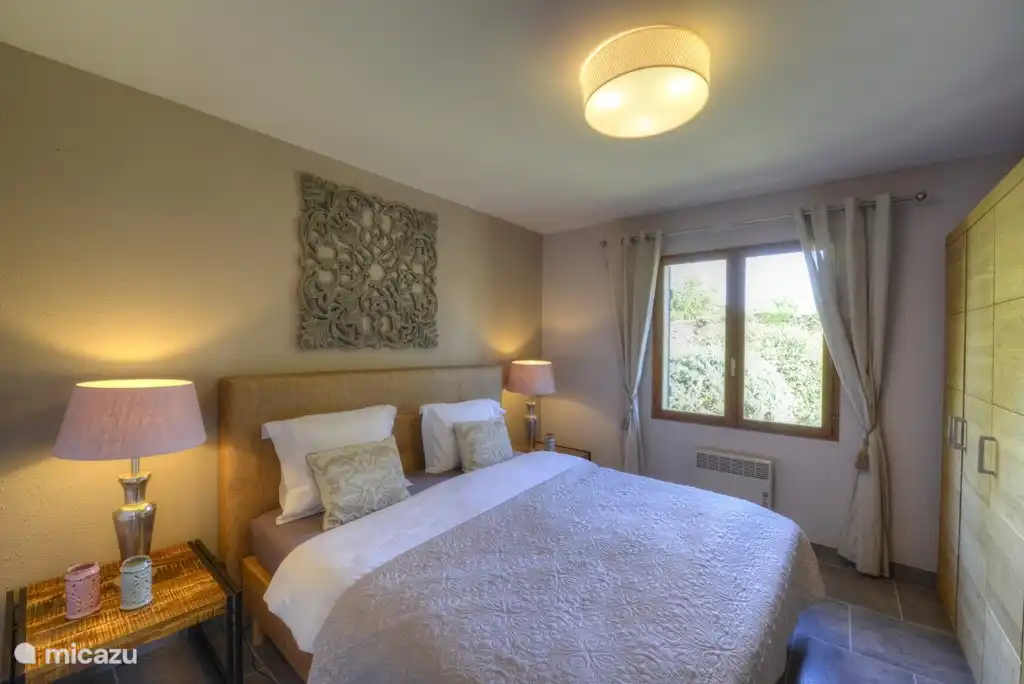 Ouder slaapkamer met tuin zicht