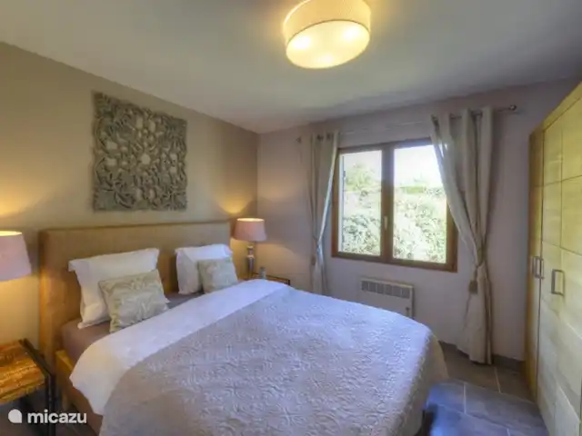 La Maison Aquitania en Francia, Landas, Vielle-Saint-Girons - villa Recámara principal con vista al jardín