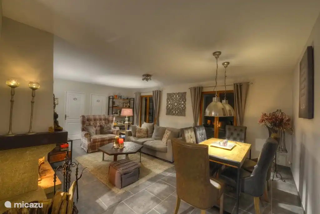 Sfeer beeld van de woonkamer in de avond