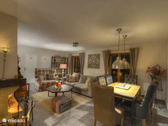 La Maison Aquitania en Francia, Landas, Vielle-Saint-Girons - villa Imagen de la atmósfera de la sala de estar por la noche.