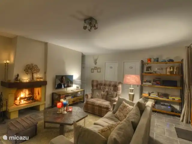 La Maison Aquitania en Francia, Landas, Vielle-Saint-Girons - villa Imagen de la atmósfera de la sala de estar por la noche con chimenea.