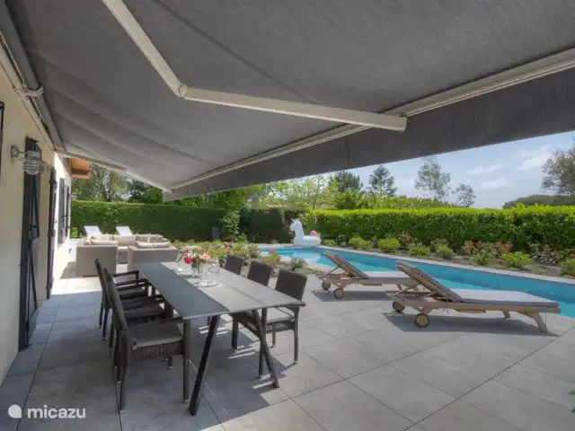 La Maison Aquitania en Francia, Landas, Vielle-Saint-Girons - villa Mesa de comedor al aire libre con vistas al jardín y la piscina.