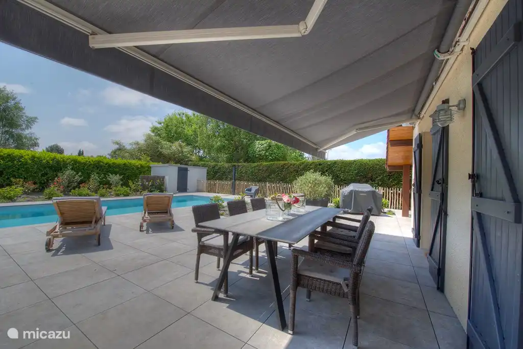 Buiten tafel met uitzocht op het zwembad