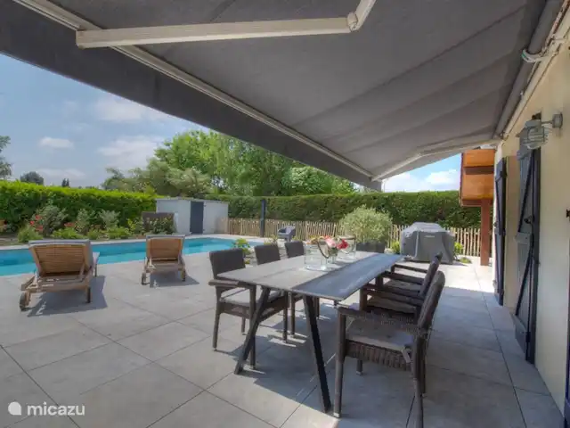La Maison Aquitania en Francia, Landas, Vielle-Saint-Girons - villa Mesa exterior con vistas a la piscina