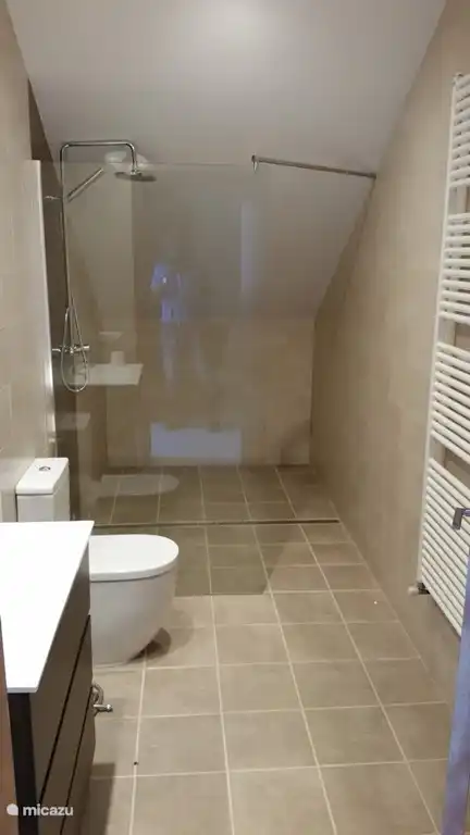 1 der 2 Badezimmer, die Dusche