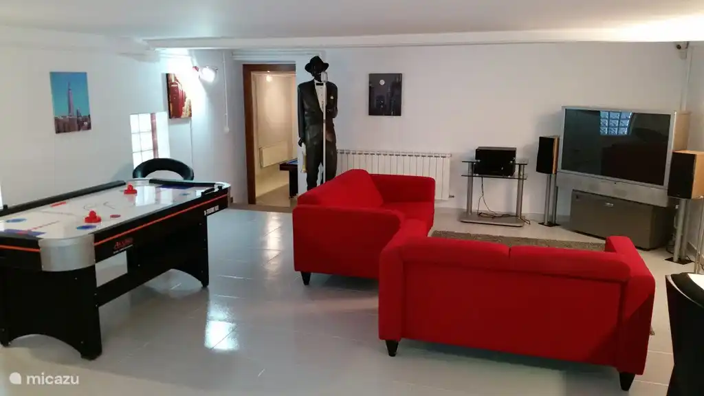 1 Eishockey Spielzimmer mit Tisch, großen TV-Bildschirm und verschiedene Spiele