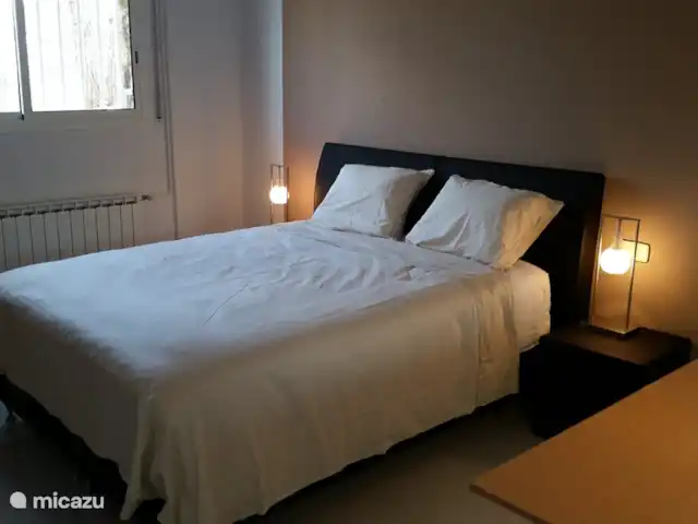 Maravilla Villa, Costa Brava, Luxe! huren in Spanje, Costa Brava, Macanet de la Selva - villa Grote slaapkamer 1 beneden met bosxpring, bureau en grote kast.
