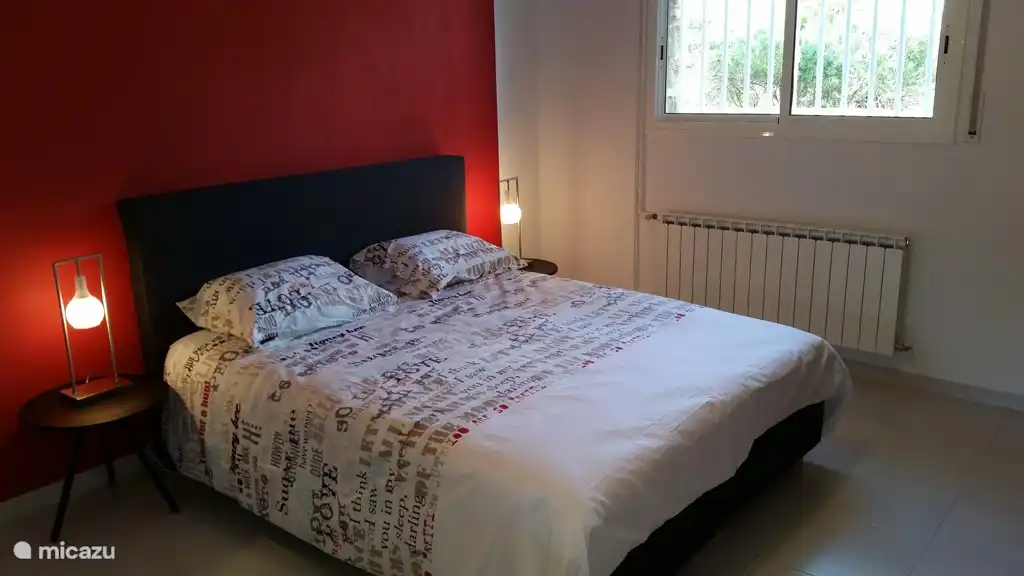 Large 2 Schlafzimmer im Erdgeschoss mit bosxpring, einen Schreibtisch und einen großen Schrank.