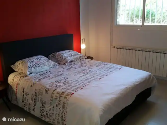 Maravilla Villa, Costa Brava, Luxe! huren in Spanje, Costa Brava, Macanet de la Selva - villa Grote slaapkamer 2 beneden met bosxpring, bureau en grote kast.