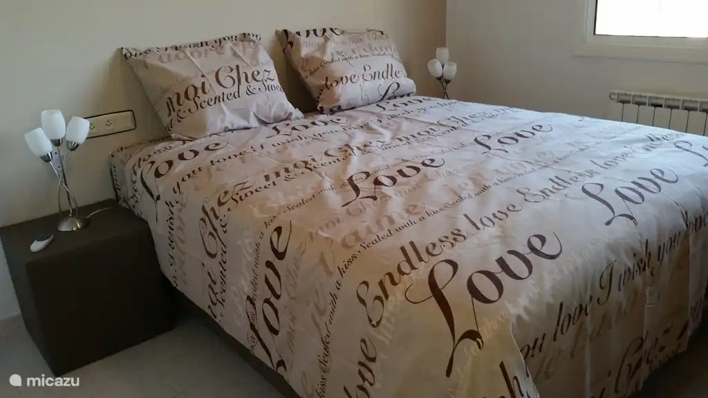 Kleine 2 Schlafzimmer im Obergeschoss mit bosxpring und einen großen Schrank.