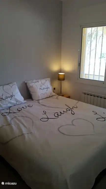 Kleines Schlafzimmer 2 im Obergeschoss mit bosxspring und großem Schrank.