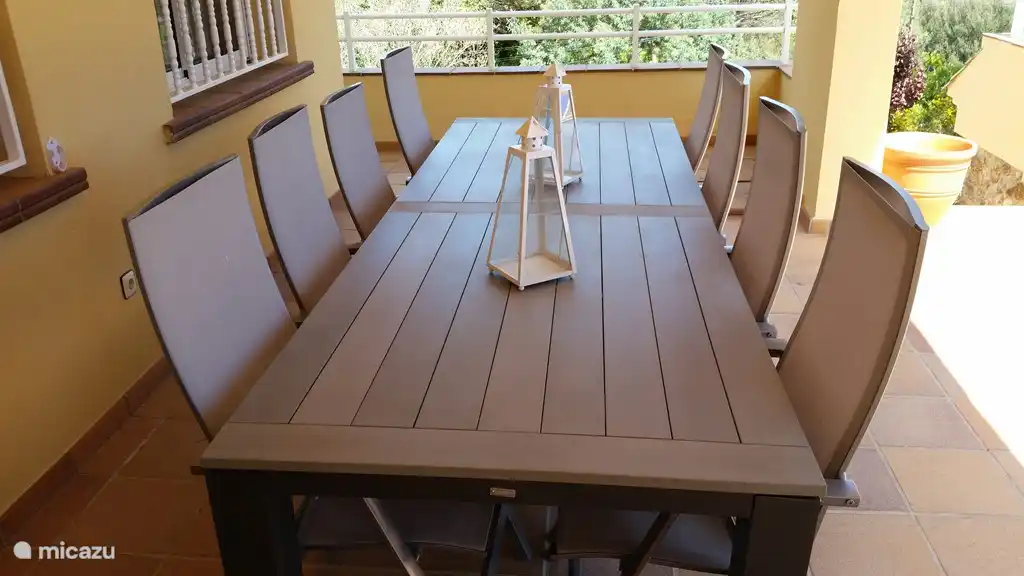 Speisebereich im Freien, darunter Deckenventilator