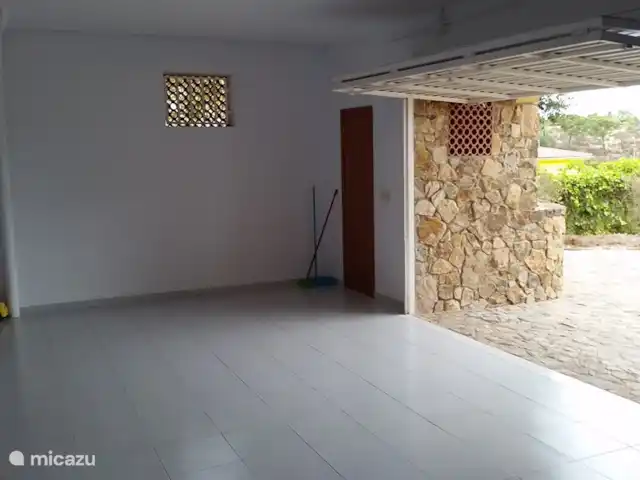 Maravilla Villa, Costa Brava, Luxe! huren in Spanje, Costa Brava, Macanet de la Selva - villa Gedeelte van de grote garage, inclusief apart toilet