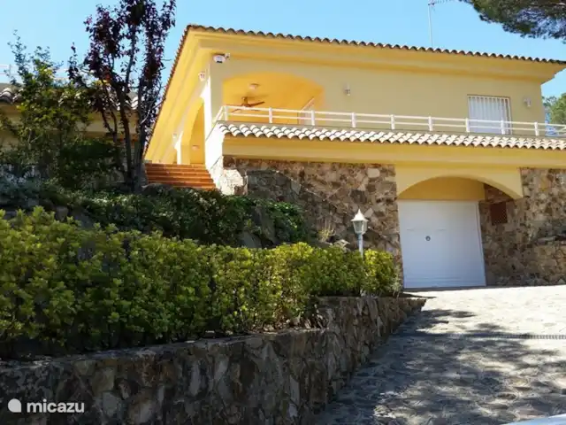 Maravilla Villa, Costa Brava, Luxe! huren in Spanje, Costa Brava, Macanet de la Selva - villa Garage ingang van Villa Maravilla