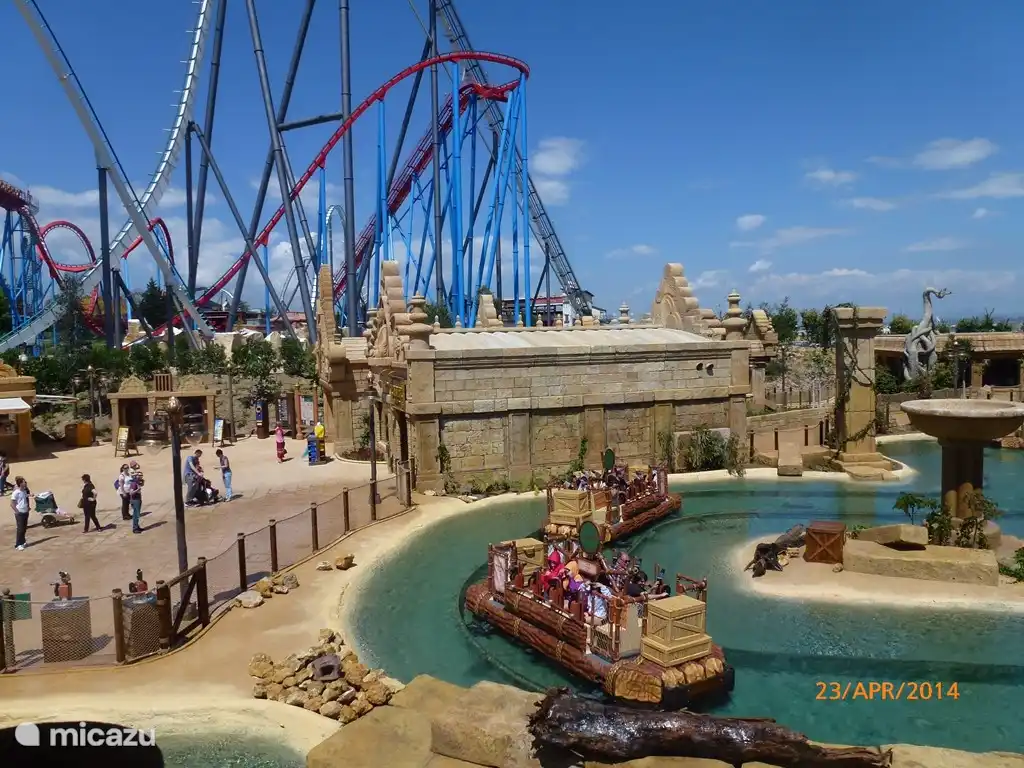 Nun, was ein wenig weiter, südlich von Barcelona ist die berühmte Sehenswürdigkeit Port Aventura. Ideal zu bleiben 1 oder 2 Tage.