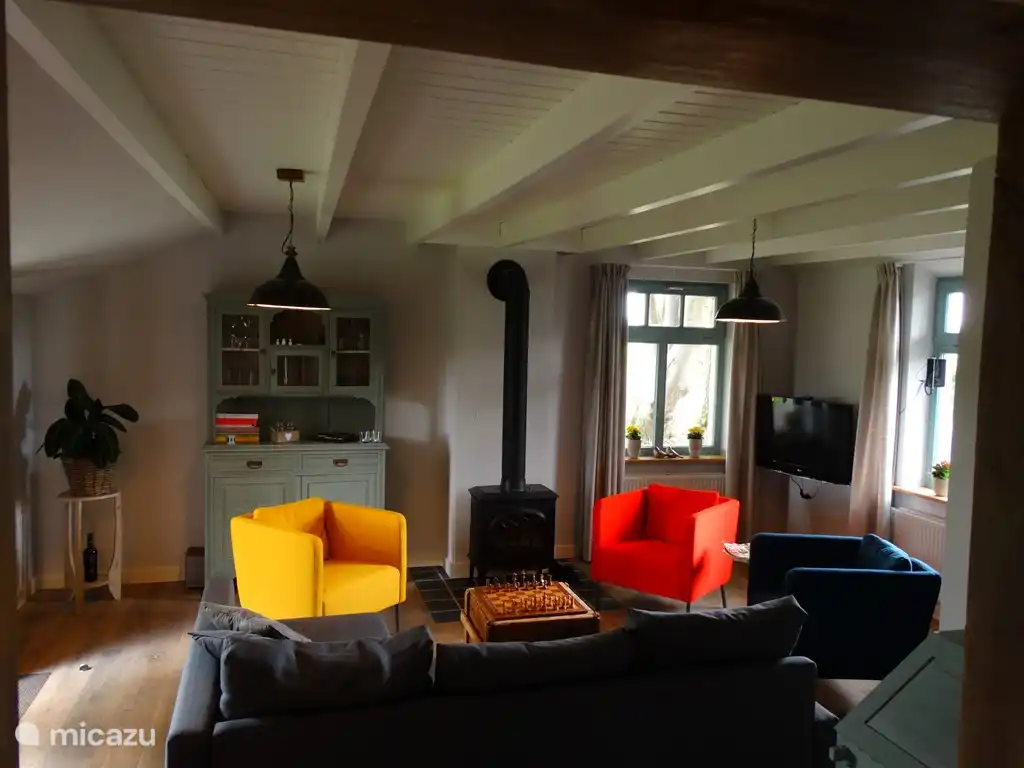 Amusez-vous dans le salon près du poêle à bois Jotul avec un livre ou un jeu de société. Il y a suffisamment de bois de chauffage (gratuit) disponible !