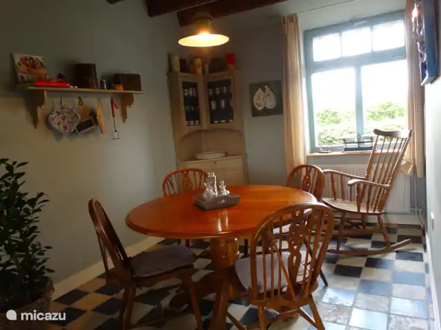 't Heeske huren in Nederland, Limburg, Sevenum - vakantiehuis De keuken met een vloer van bourgondische dallen (natuursteen tegels uit Bourgondië), ook voorzien van vloerverwarming.